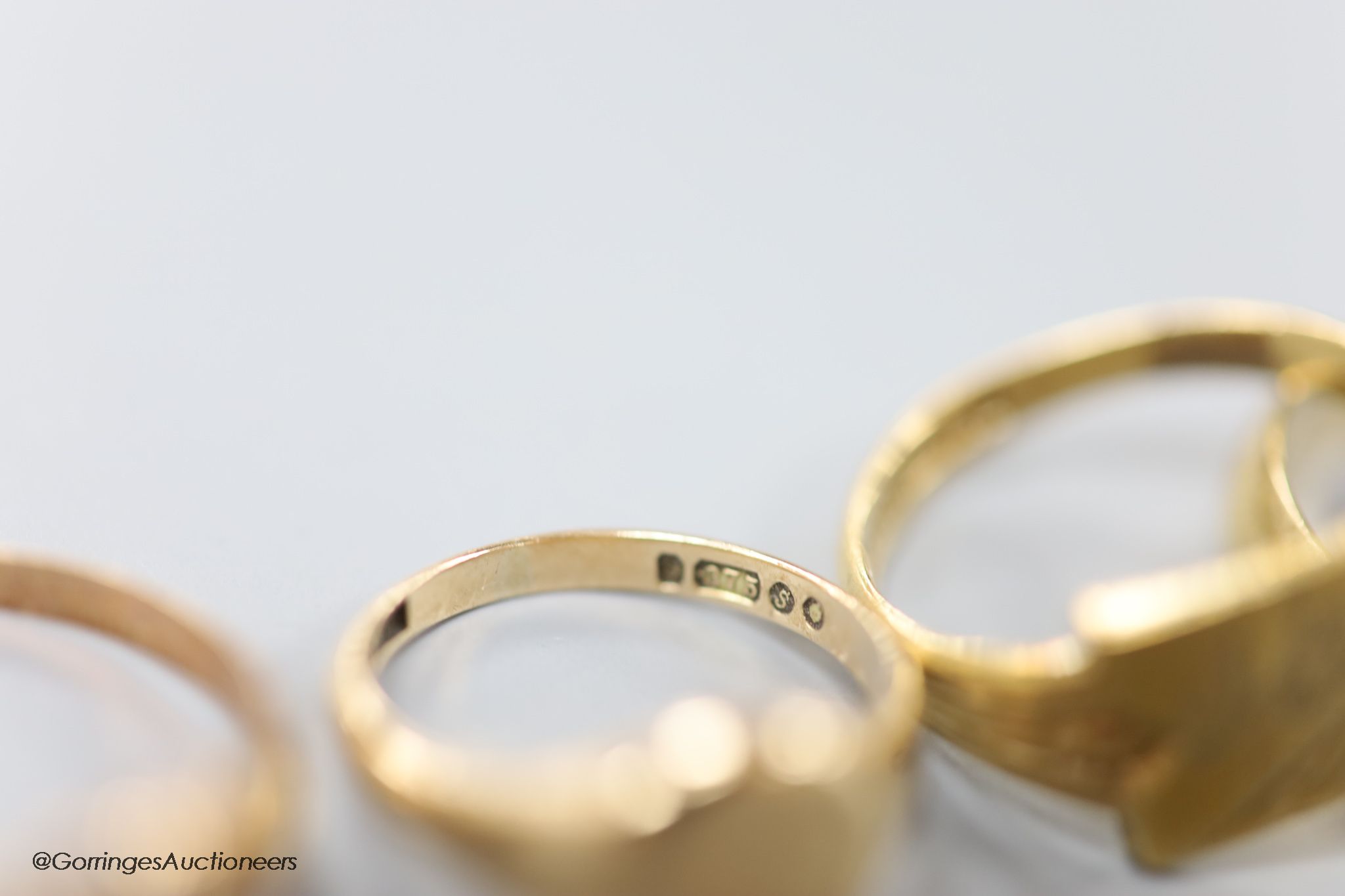 Four assorted modern 9ct gold rings including two signet rings, 11 grams (one cut).